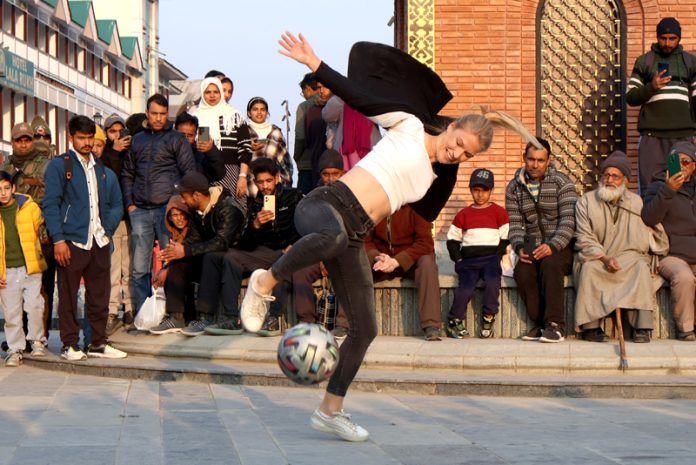 Renowned freestyle footballers Aguska and Patrick Bauer mesmerize the crowd with their extraordinary skills at the Clock Tower Lal Chowk on Monday. -Excelsior/Shakeel
