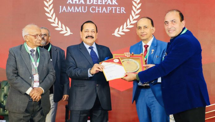 Union Minister Dr Jitendra Singh handing over national level Hospital Academy Excellence Awards to some of the country's distinguished doctors specialising in hospital administration, at Constitution Club New Delhi.