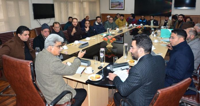 Chief Secretary, Atal Dulloo interacting with delegates of trade and travel bodies at Srinagar.