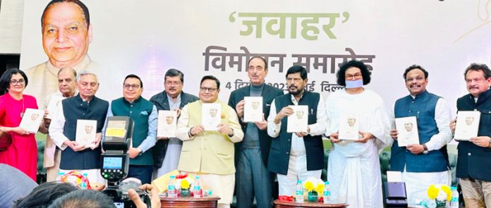 Former Union Minister, Ghulam Nabi Azad, flanked by other dignitaries releasing Hindi version of book on Jawaharlal Darda in New Delhi on Monday.