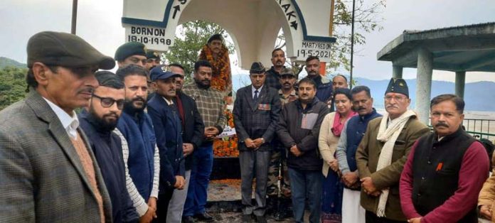 DDC Chairman Kathua, Col (retd) Mahan Singh along with other dignitaries during unveiling of statue of Amar Shaheed Raman Sharma at Billawar on Friday.