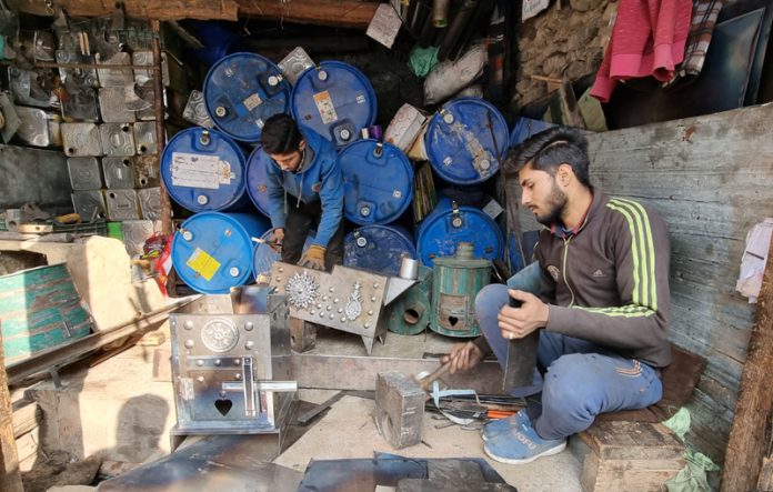 Workers busy with the making Turkish inglenooks in North Kashmir’s Boniyar area on Saturday. - Excelsior Aabid Nabi