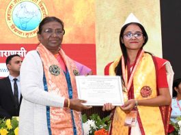President Droupadi Murmu conferred Degrees to students during the 45th convocation of Mahatma Gandhi Kashi Vidyapith in Varanasi on Monday. (UNI)