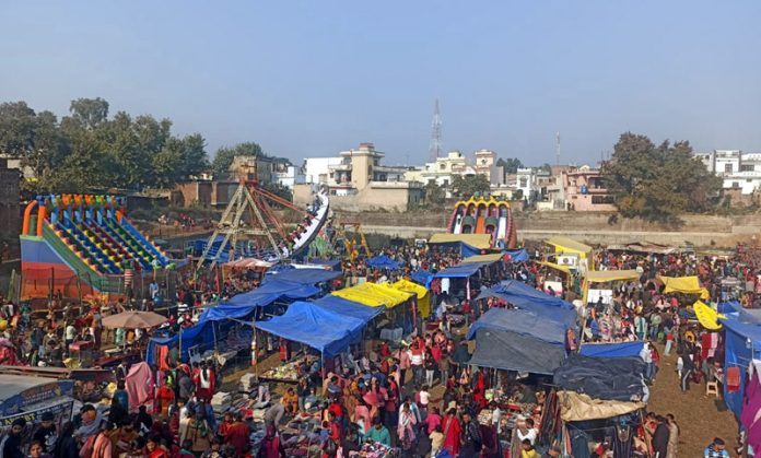 Huge number of people thronging the Narsingh temple at Ghagwal as Rathkhada Fair begins on Thursday. -Excelsior /Nischant
