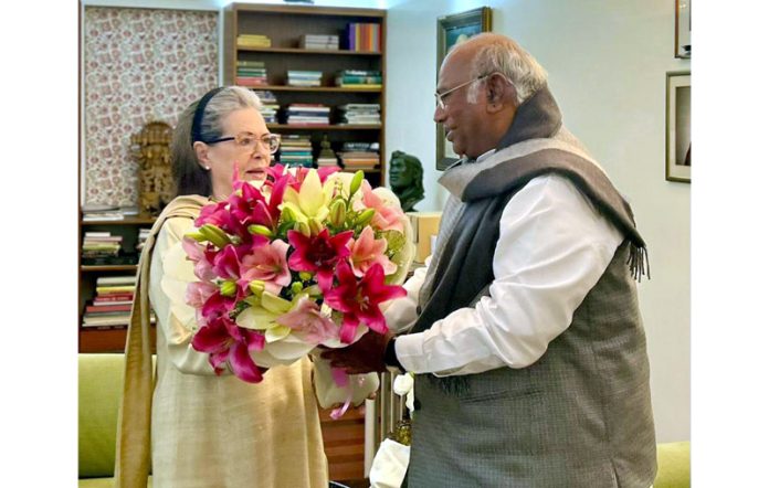- Congress President Mallikarjun Kharge hearty greetings to Congress Parliamentary Party Chairperson and former Congress President Sonia Gandhi on her birthday, in New Delhi on Saturday. (UNI)