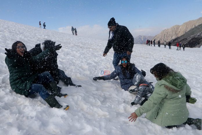 Tourists Head To Sinthan Top Amid Lack Of Snow In Valley