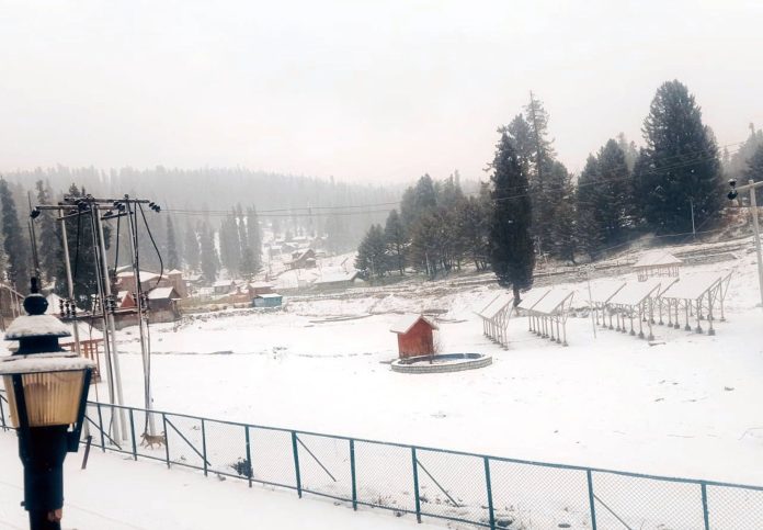 Snowfall In Higher Reaches Of Kashmir; Minimum Temperature Above Freezing Point At Most Places