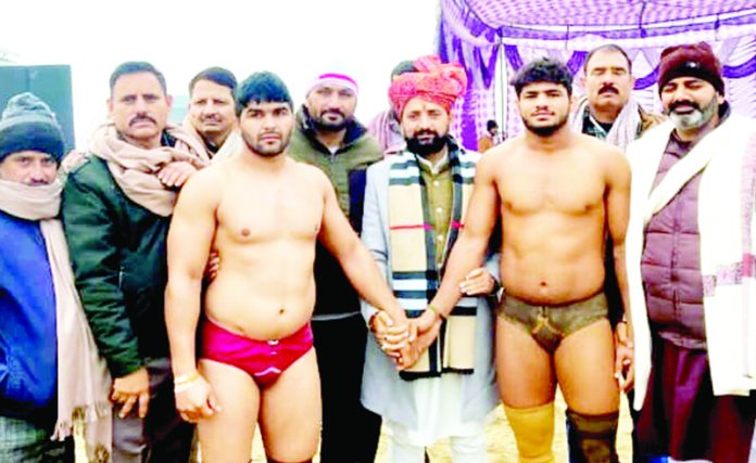 Chief Guest, Narinder Singh Bhau introducing wrestlers in Dhounchak Didhora, Jourian on Sunday.