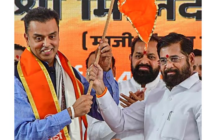 Deora quits Cong, joins Shiv Sena