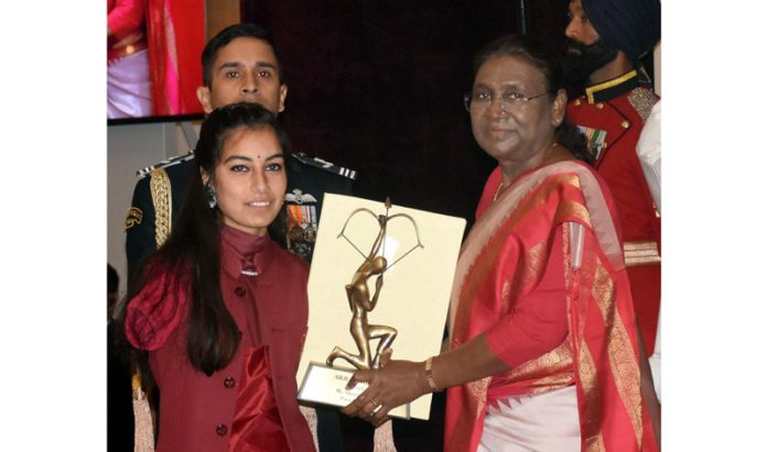 President Droupadi Murmu presenting Arjuna Award to Para-Archer Sheetal Devi during the presentation of Sports and Adventure Awards 2023 at the Rashtrapati Bhavan in New Delhi on Tuesday. (UNI)