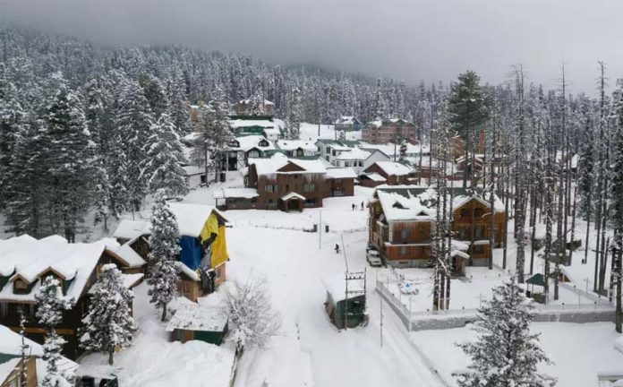Kashmir hills receive snowfall