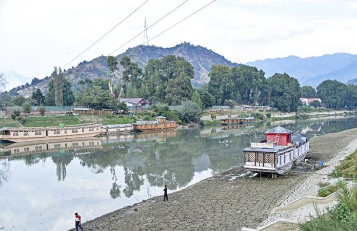 Water level in Jhelum hits lowest as dry spell continues