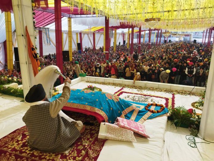 Sikh community members offering prayers at Gurdwara Shri Guru Nanak Dev Ji at Chand Nagar in Jammu on Friday. -Excelsior/Rakesh