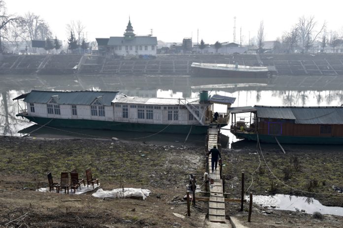 A water body dried up in Srinagar. -Excelsior/Shakeel