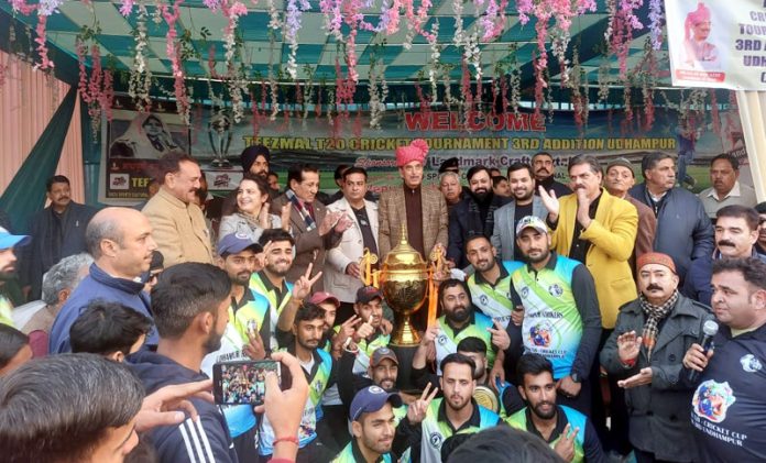 Former CM Ghulam Nabi Azad posing with winners of local cricket tourney after presenting trophy at Udhampur on Tuesday.