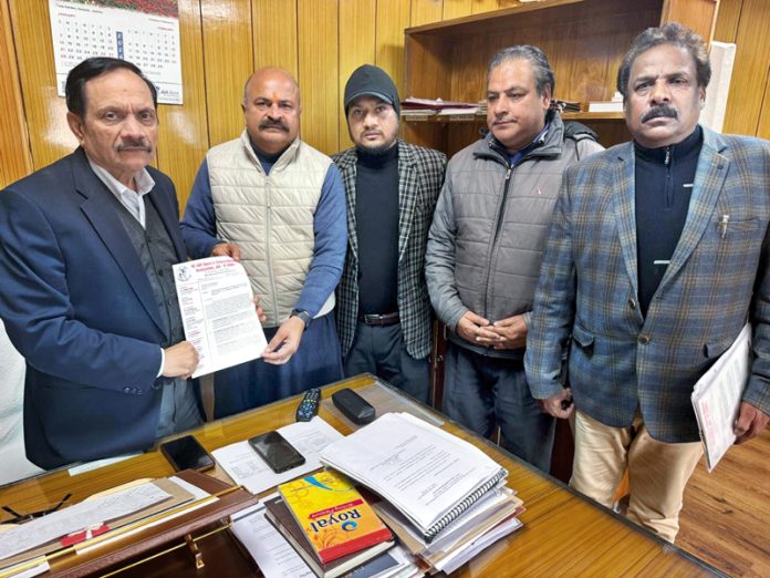A delegation led by Yudhvir Sethi presenting a memorandum of demands to Advisor Rajeev Rai Bhatnagar.