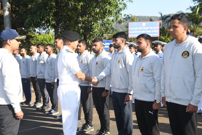 Admiral R. Hari Kumar, Chief of the Naval Staff interacting with the expedition team.
