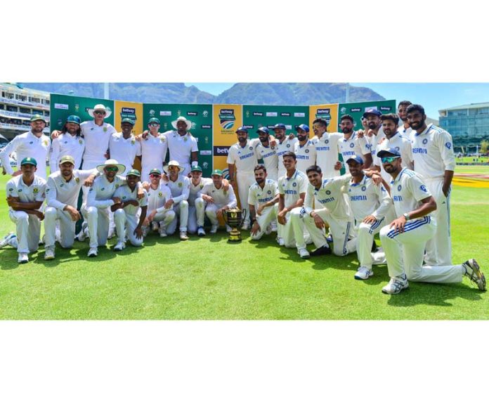 India and South Africa teams posing for group photograph alongwith a trophy.
