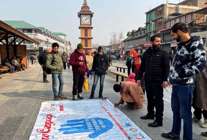 Locals participating in SACPPE’s signature campaign against illicit trafficking, drug abuse in Srinagar on Sunday. -Excelsior/Shakeel