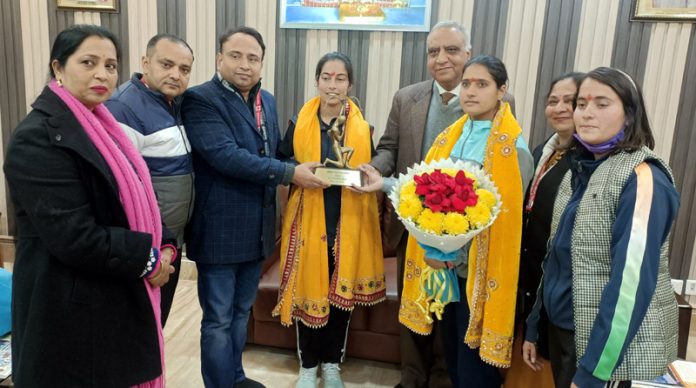 Dr Ashok Bhan, Member Shrine Board along with other higher officials giving rousing reception to Arjuna awardee Para Archer Sheetal Devi at Jammu.