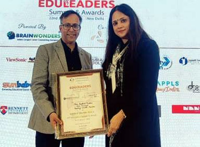 Rashmi Thakur, Vice Principal Heritage School receiving award for excellence at Delhi.