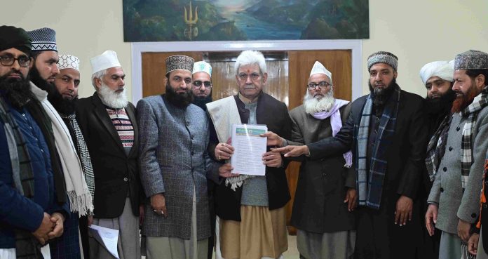 LG Manoj Sinha posing for a group photograph with Jamat-E-Ahle Sunnat delegation.