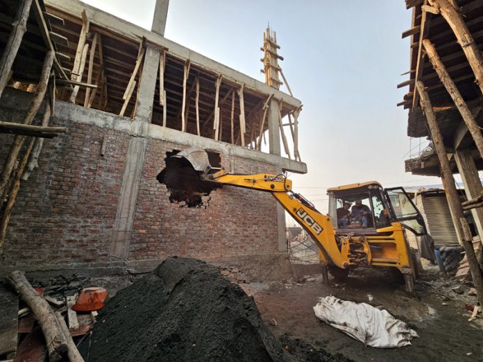 Demolition of illegal structure along Baramulla-Uri National Highway in north Kashmir. —Excelsior/Aabid Nabi