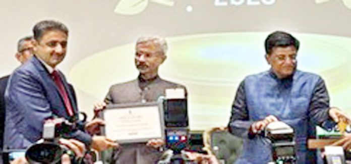 Managing Director JKTPO Khalid Jahangir receiving National ODOP award.