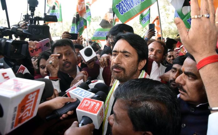 Newly appointed Jharkhand Congress Incharge Gulam Ahmad Mir addressing media persons and being welcomed by Jharkhand Pradesh Congress Committee (JPCC) President Rajesh Thakur upon his arrival at Birsa Munda International Airport in Ranchi on Tuesday. (UNI)
