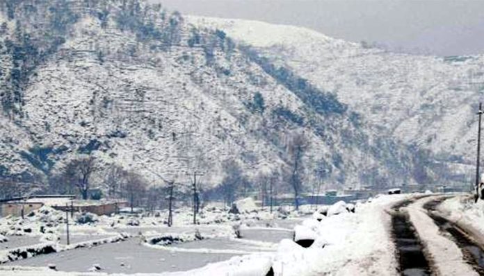 MeT forecasts snowfall in Kashmir hills, Jammu records lowest temp of 2.3