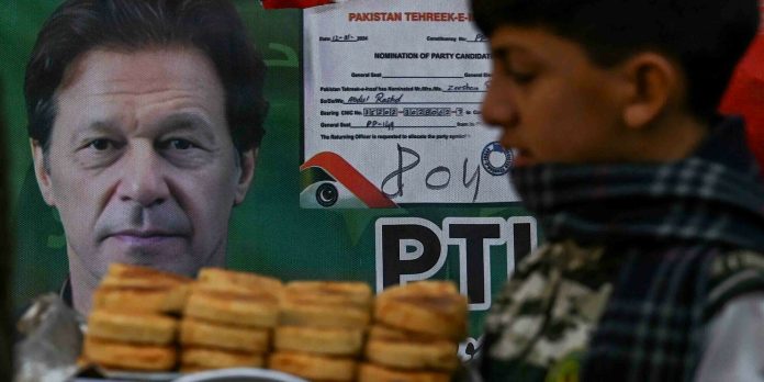 Imran Khan's Party-Backed Independents Lead In Final Tally In Pak Elections