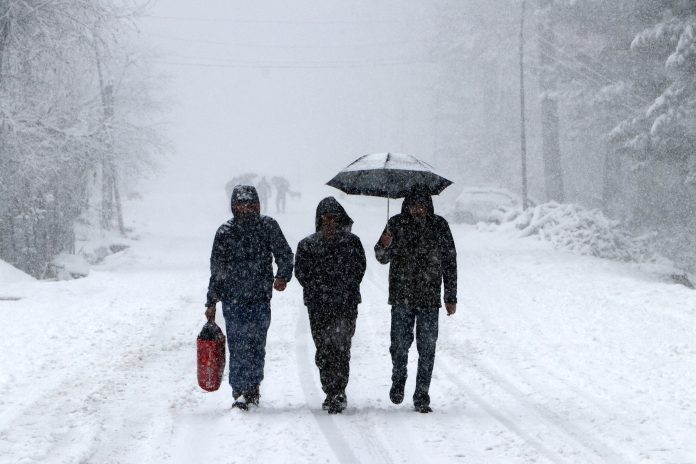 J&K | Snowfall, Rain Continue For Third Day In Kashmir