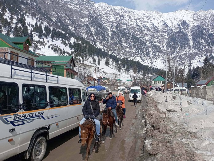 MeT Forecasts ‘Scattered To Fairly Widespread’ Light Rains, Snow In J&K