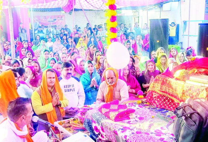 Ravi Shastri ji Maharaj along with the devotees on the last day of Shri Bhagwat Saptah Katha on Tuesday.