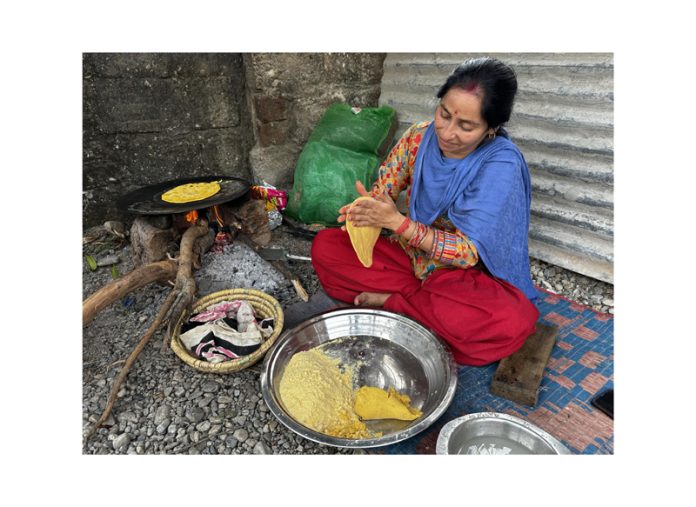 A woman prepares Makki ki Roti on traditional chula (earthen stove) near Manthal on a National Highway food point near Jammu. —Excelsior/Rakesh