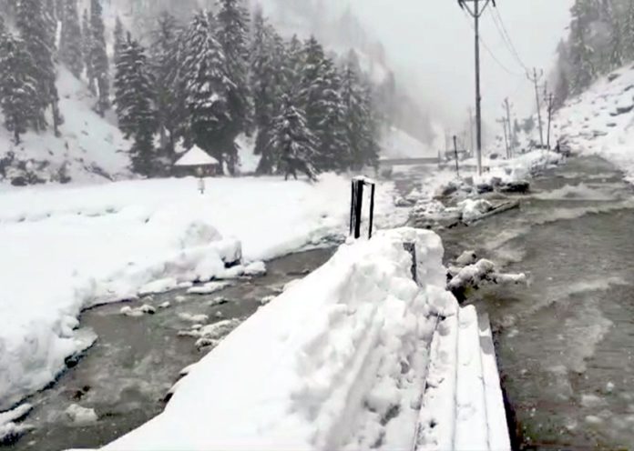 Avalanche in Hung area of Sonamarg forces Nalla Sindh on Srinagar-Leh highway. -Excelsior/Firdous