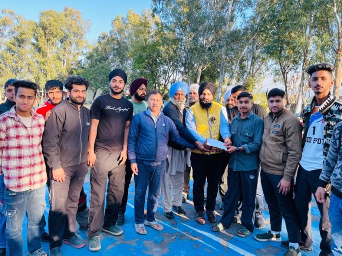 Dignitaries presenting award to winning team while posing for a photograph.