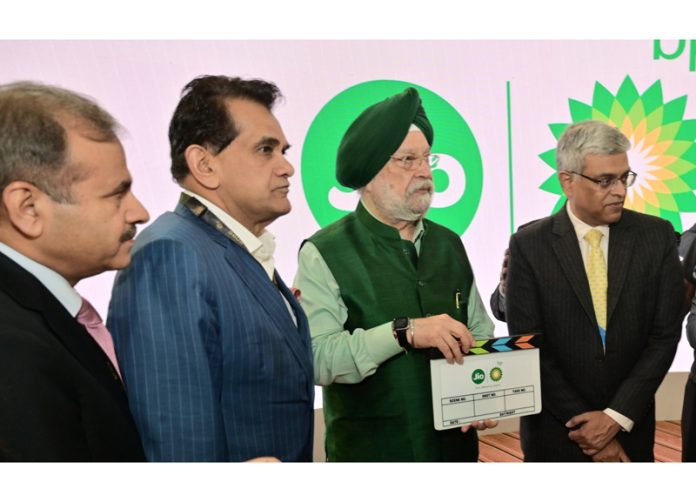 Union Minister Hardeep Singh Puri formally launching Jio-bp.