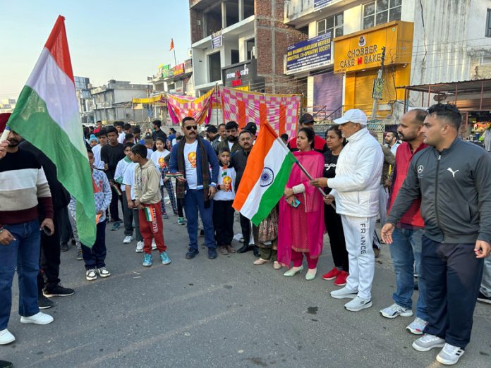 Sham Lal Sharma, State Vice President, BJP and Brijesh Kumar Sharma, SP Rural Jammu flagging off Half Marathon at Mishriwala.