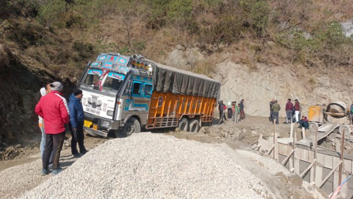 Truck stuck on the road due to potholes & bad condition of Road. -Excelsior/Romesh Mangi