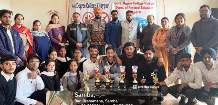 Students of GDC Vijaypur posing with teaching faculty.