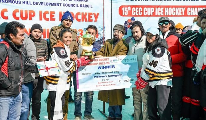 Women’s Ice Hockey team players receiving trophy & a cheque of Rs 50000 from Chief Guest at Kargil on Saturday. —Excelsior/ Basharat Ladakhi