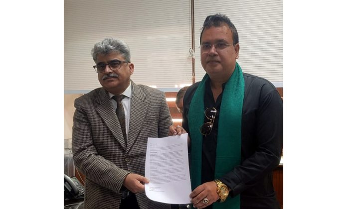 Film producer and director Jayesh Gupta presenting a memorandum to CS.