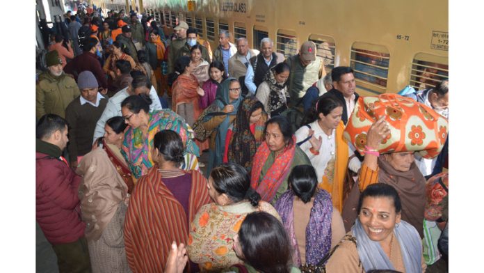 Enthusiastic devotees all set to board Ayodhya bound special train being flagged off by BJP leaders at Jammu on Tuesday. —Excelsior/Rakesh