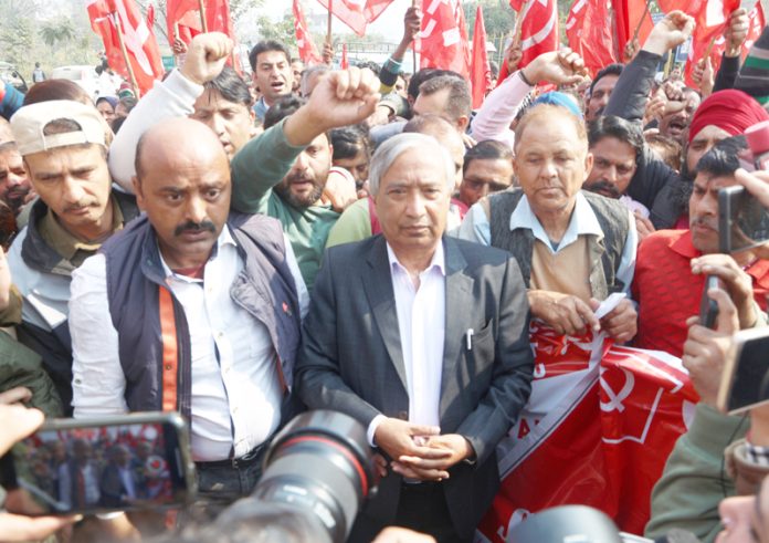 CITU, farmers and farm workers taking out protest rally in Jammu on Friday. -Excelsior/ Rakesh