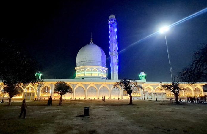 Dargah Hazratbal illuminated on the eve of Shab-e-Meraj on Wednesday. —Excelsior/Shakeel