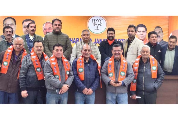 Sat Sharma posing with new entrants in BJP.