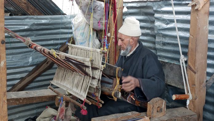 Artisan busy weaving the chadar in the Chattergul area of Central Kashmir’s Ganderbal district. — Excelsior/Firdous