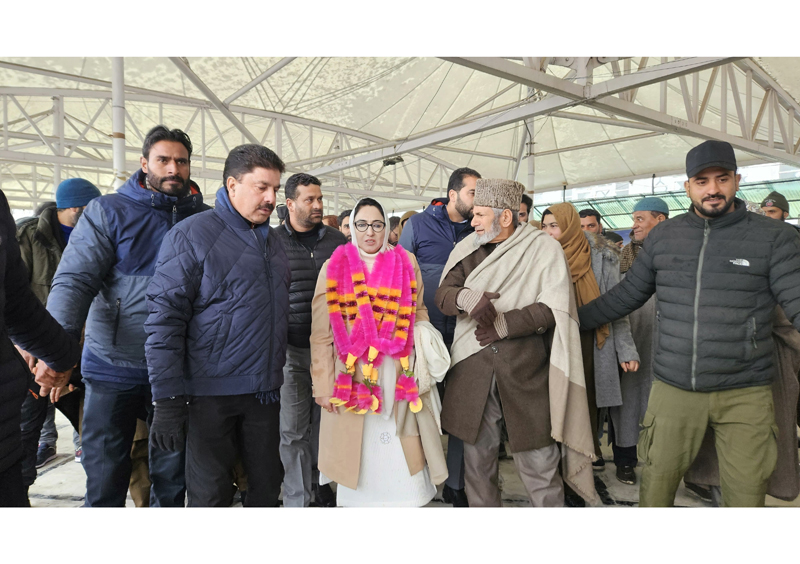Andrabi inaugurates new flooring at Hazratbal Shrine