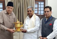 NC president and MP from Srinagar Dr Farooq Abdullah presenting a souvenir to Karnataka CM Siddaramaiah.